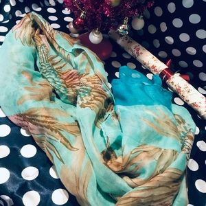 🦋Get cozy and stylish with this scarf!